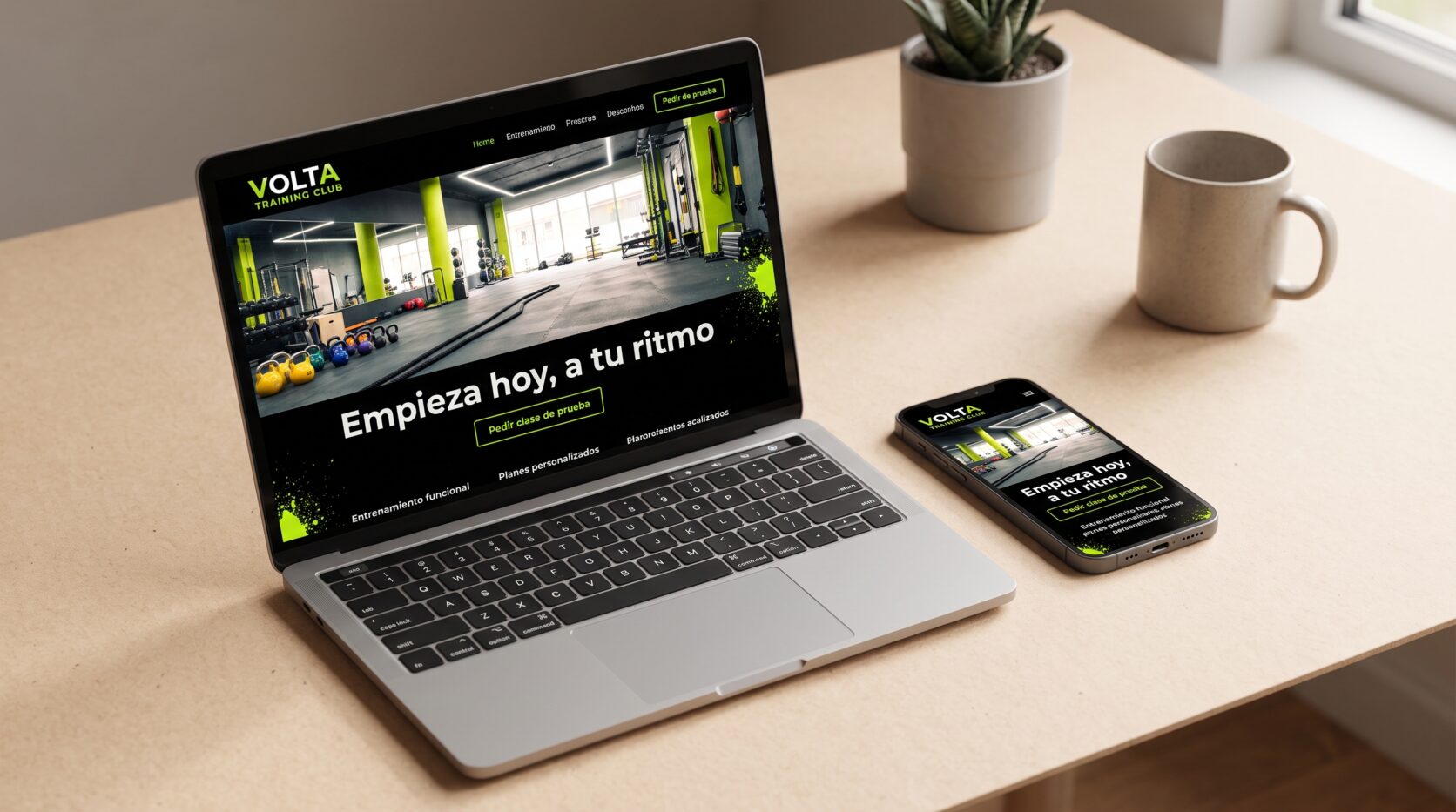 Ejemplo de diseño web para gimnasios y entrenadores personales: portada en portátil y móvil